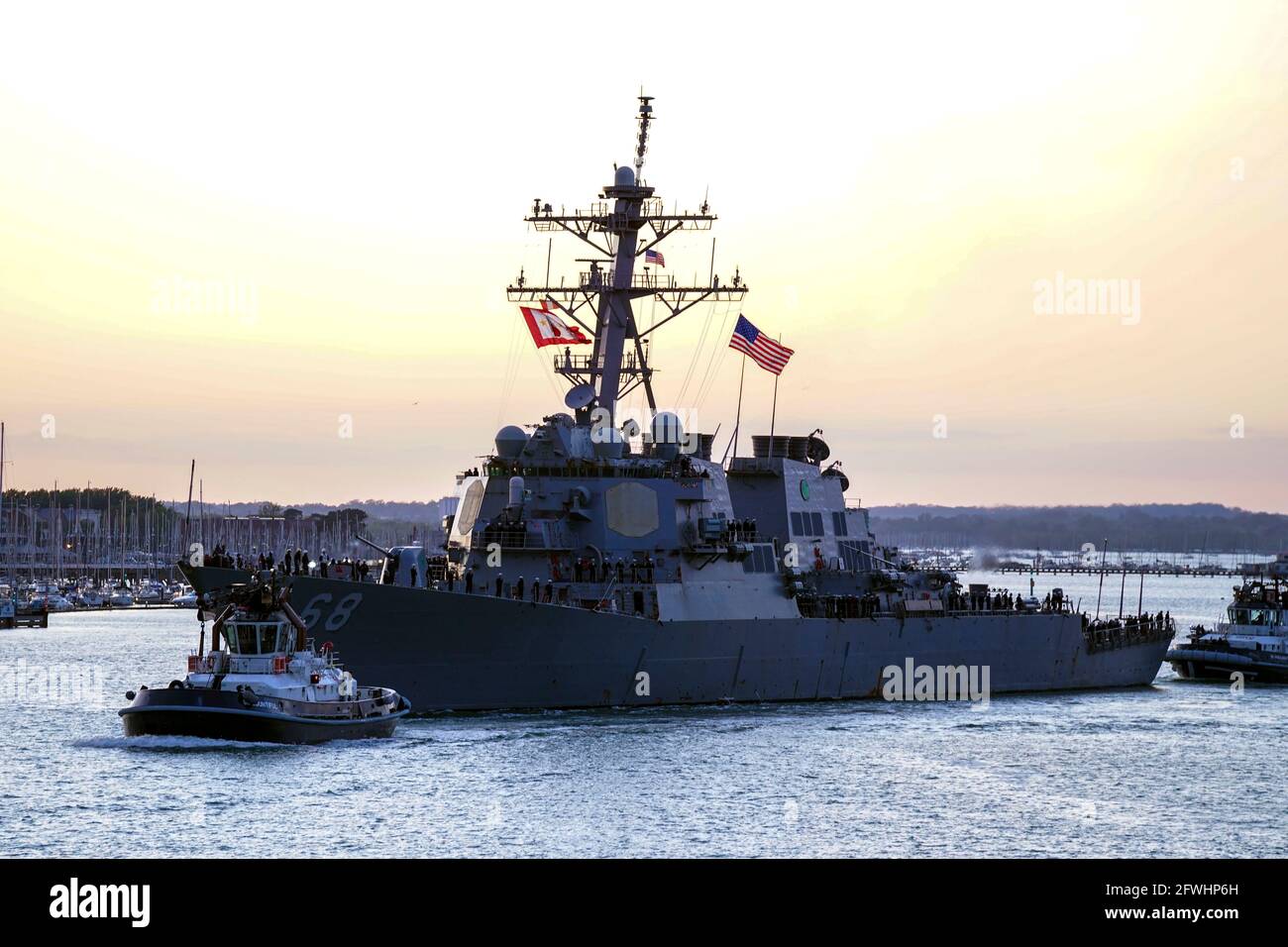 USS the Sullivans (DDG-68), ein von Arleigh Burke geführter Raketenzerstörer der Aegis-Klasse (Flug I), verlässt HM Naval Base, Portsmouth, bevor HMS Queen Elizabeth abreist, Der erste Einsatz des Carriers, der die britische Carrier Strike Group bei einem 28-wöchigen Einsatzeinsatz führen soll, der über 26,000 Seemeilen vom Mittelmeer bis zur philippinischen See führt. Bilddatum: Samstag, 22. Mai 2021. Stockfoto