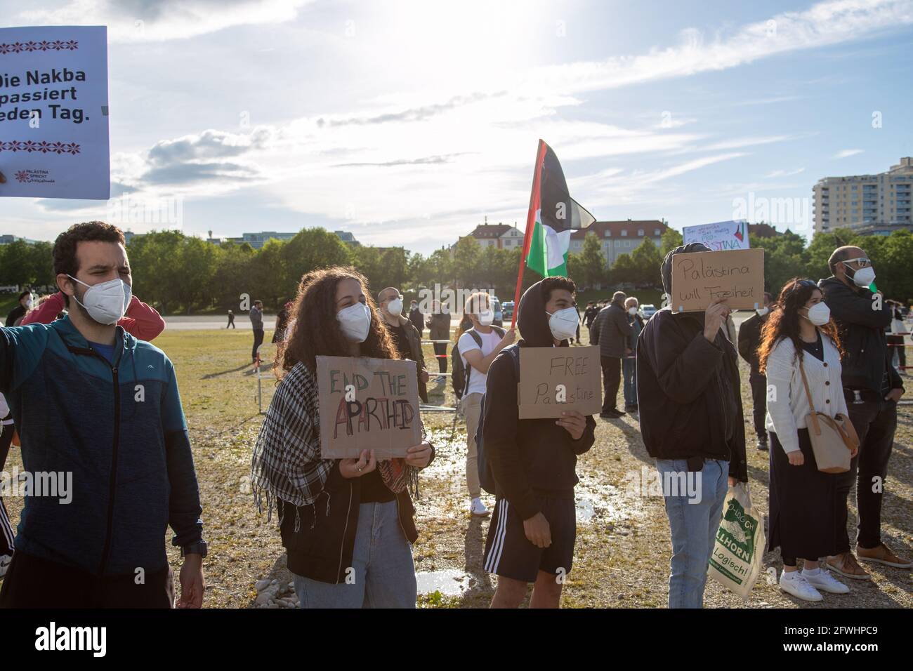 Activist*innen halten Schilder imt der Aufschrift: ' die Nakba passiert jeden Tag. „, „ die Apartheid beenden “, „ Freies Palästina “, „ Palästina will Freiheit “. Ca. 200-300 Menschen sammeln sich am 22.5.2021 in München, um ihre Solidarität mit den Menschen in Gaza, Ost Jerusalem, den besetzten Gebieten und dem Westjordanland zu zeigen. - Aktivisten halten Schilder mit der Aufschrift: "Die Nakba passiert jeden Tag", "Ende der Aprheid", "Freies Palästina" und "Palästina will Freiheit". Rund 200-300 Menschen versammelten sich am 22. Mai 2021 in München, Deutschland, um ihre Unterstützung für die Menschen in Gaza, Ost-Jerusa, zu zeigen Stockfoto