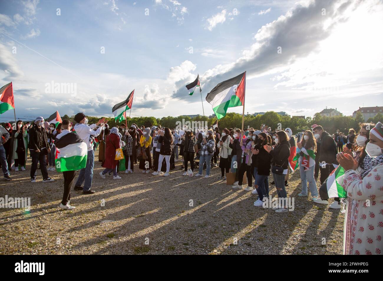 Ca. 200-300 Menschen sammeln sich am 22.5.2021 in München, um ihre Solidarität mit den Menschen in Gaza, Ost Jerusalem, den besetzten Gebieten und dem Westjordanland zu zeigen. - am 22. Mai 2021 versammelten sich rund 200-300 Menschen in München, um ihre Unterstützung für die Menschen in Gaza, Ostjerusalem, den besetzten Gebieten und der Westbank zu zeigen. (Foto: Alexander Pohl/Sipa USA) Quelle: SIPA USA/Alamy Live News Stockfoto