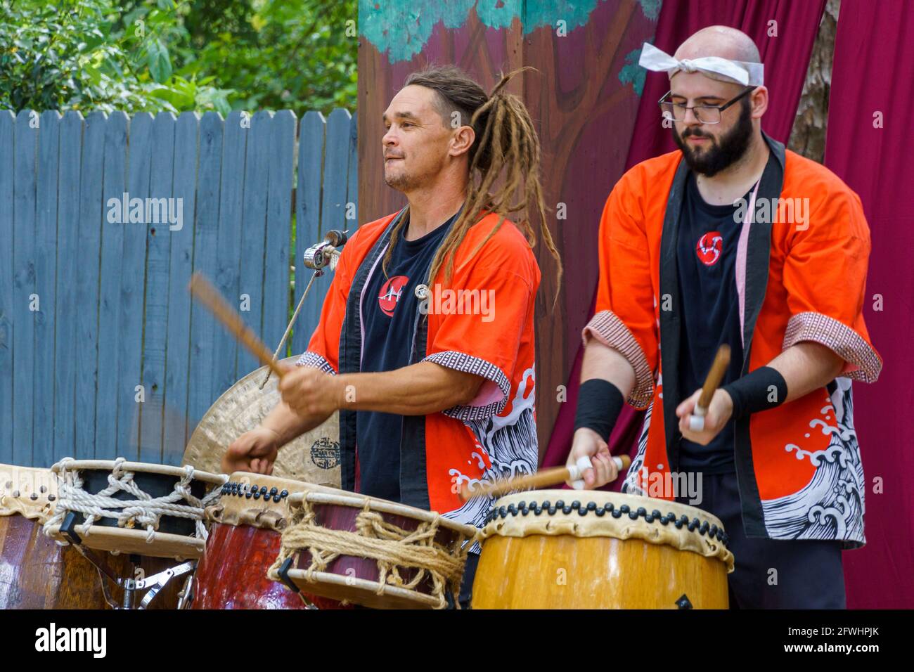Die Tampa Taiko Drummers treten beim Bay Area Renaissance Festival - Withlacoochee River Park, Dade City, Florida, USA auf Stockfoto