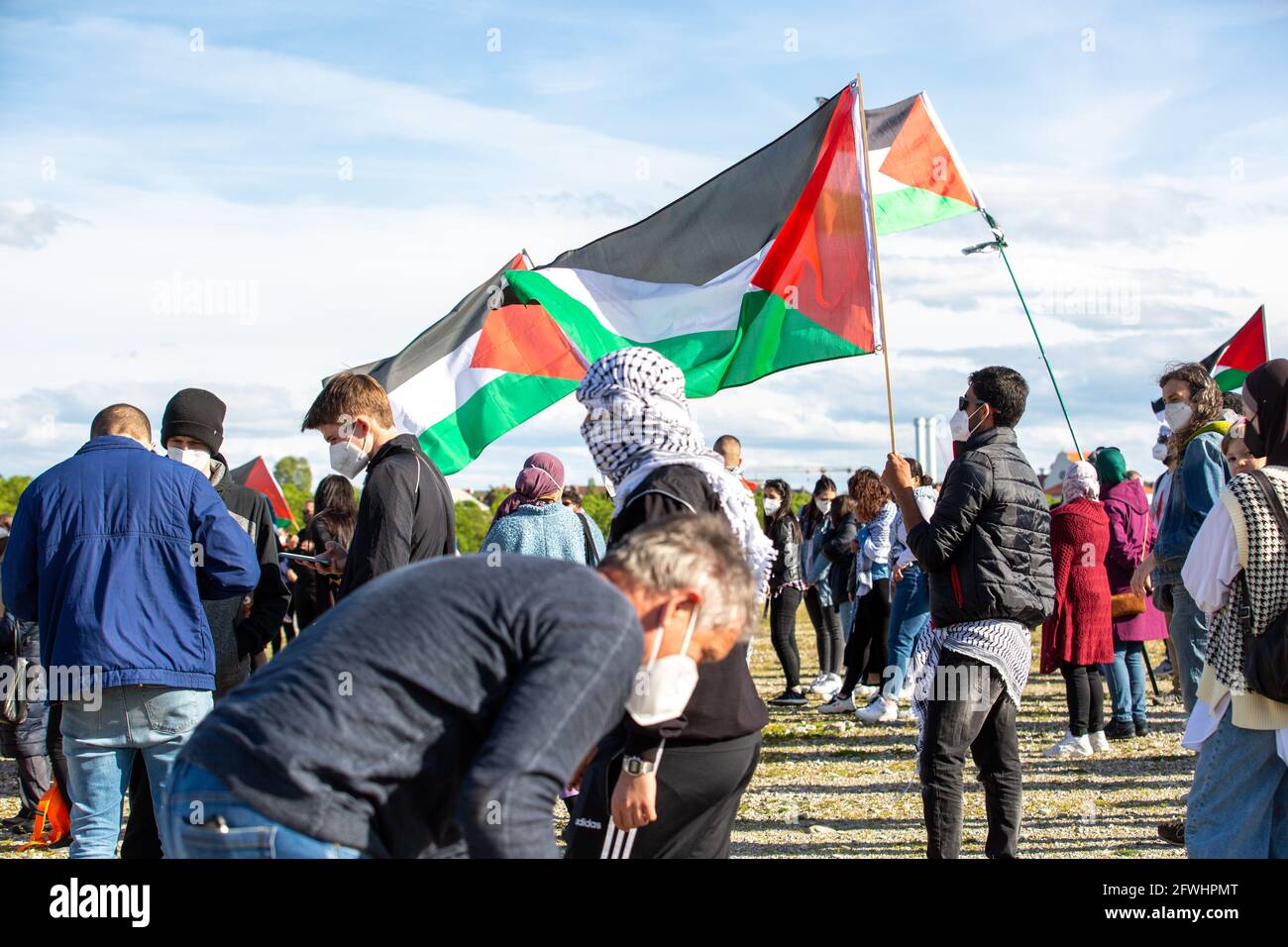Ca. 200-300 Menschen sammeln sich am 22.5.2021 in München, um ihre Solidarität mit den Menschen in Gaza, Ost Jerusalem, den besetzten Gebieten und dem Westjordanland zu zeigen. - am 22. Mai 2021 versammelten sich rund 200-300 Menschen in München, um ihre Unterstützung für die Menschen in Gaza, Ostjerusalem, den besetzten Gebieten und der Westbank zu zeigen. (Foto: Alexander Pohl/Sipa USA) Quelle: SIPA USA/Alamy Live News Stockfoto