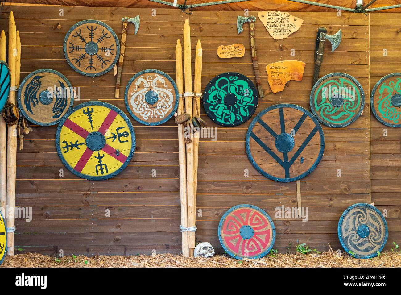 Wikinger Schilde und Äxte zum Verkauf bei Floki's Ship Yard, einem Händler beim Bay Area Renaissance Festival - Withlacoochee River Park, Dade City, Florida Stockfoto