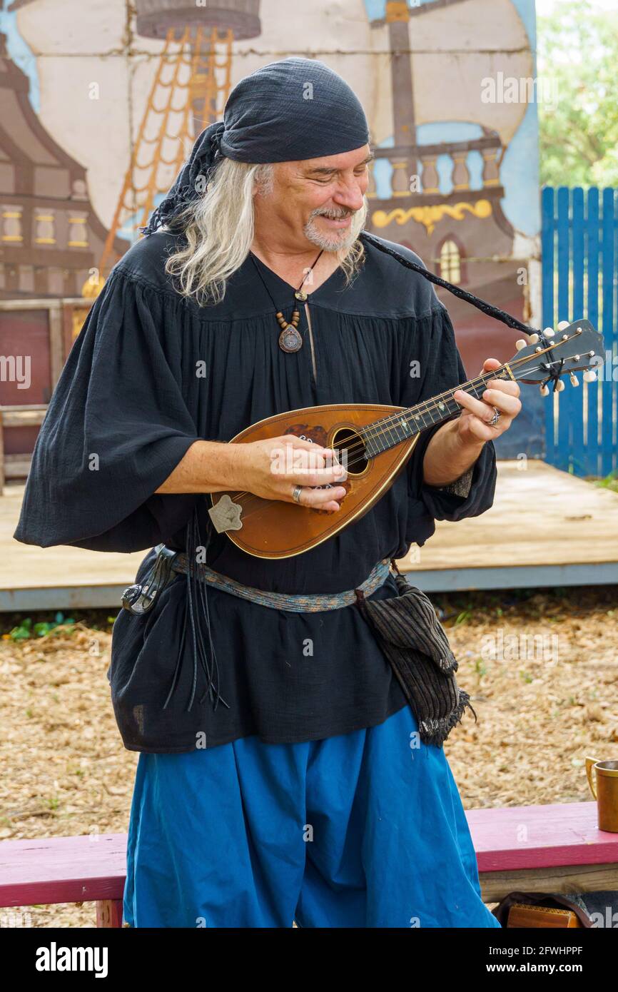 Jen Shumilak von „for Love or Money“ spielt eine alte Washburn Mandoline - Bay Area Renaissance Festival, Withlacoochee River Park, Dade City, Florida Stockfoto