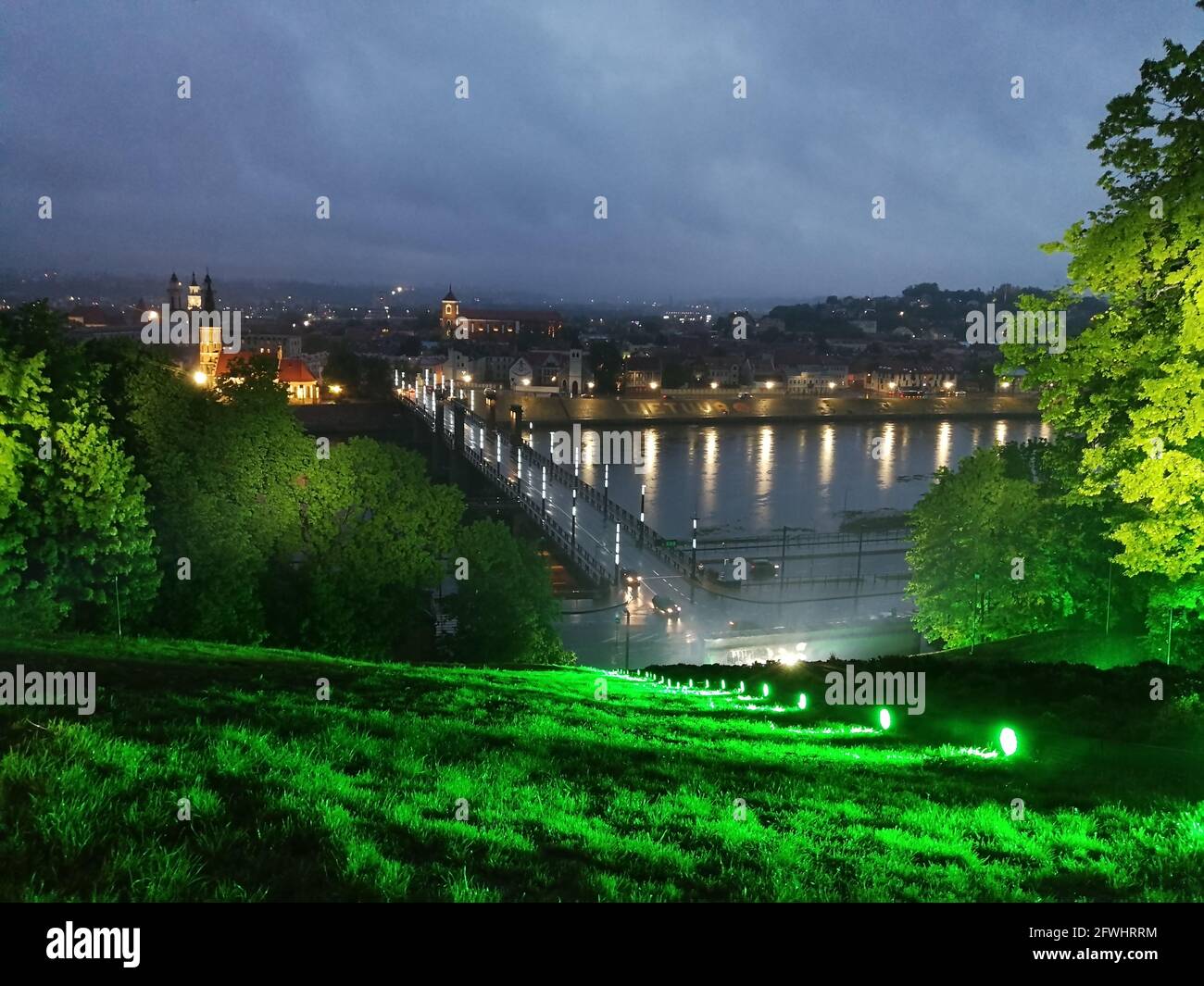 Kaunas Stadt (Litauen) Panorama von Aleksotas in die Altstadt Regnerische Sommernacht Stockfoto