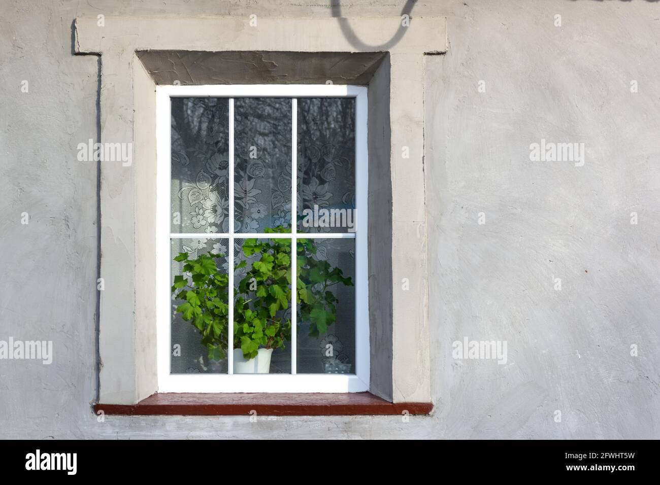 Kunststofffenster in einem alten renovierten Haus Stockfoto