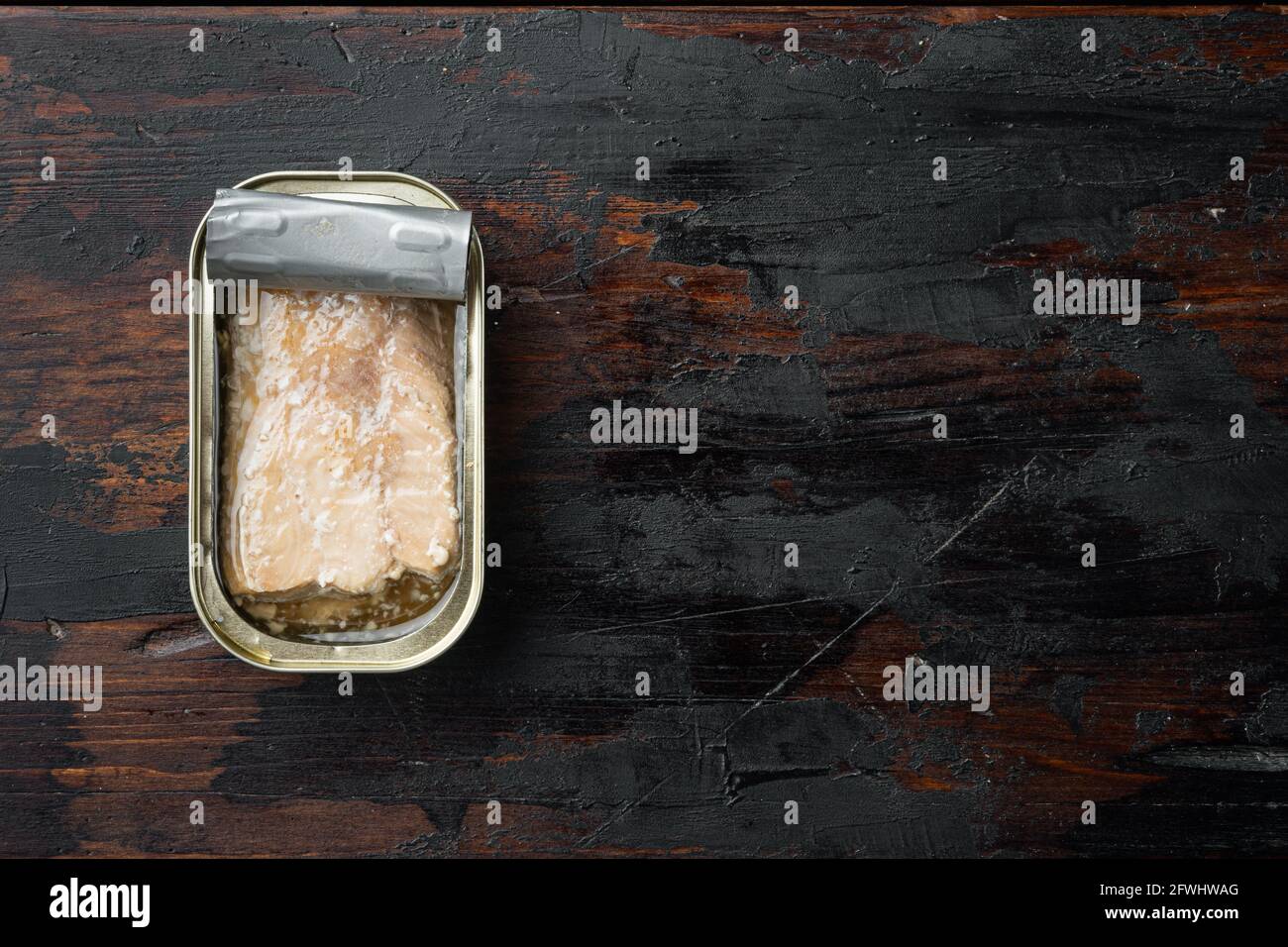 Wild Alaska Lachs-Set aus Dosen, in Blechdose, auf altem dunklen Holztischhintergrund, Draufsicht flach liegend, mit Textraum und Platz für Text Stockfoto