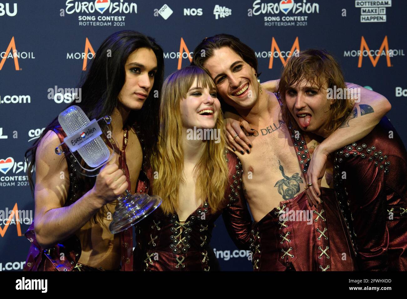 Rotterdam, Niederlande. Mai 2021. Gitarrist Ethan (l-r), Bassist Victoria, Sänger Damiano und Gitarrist Thomas von der Band 'Maneskin' (Italien) freuen sich über den Sieg beim Eurovision Song Contest (ESC) während einer Fotoanstellung. Quelle: Soeren Stache/dpa-Zentralbild/dpa/Alamy Live News Stockfoto