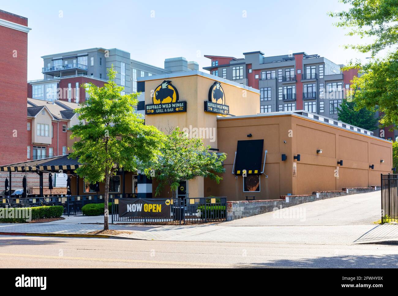 CHATTANOEGA, TN, USA-9 MAY 2021: Buffalo Wild Wings Grill & Bar. Außenansicht des Gebäudes mit Blick auf die Stadt. Stockfoto