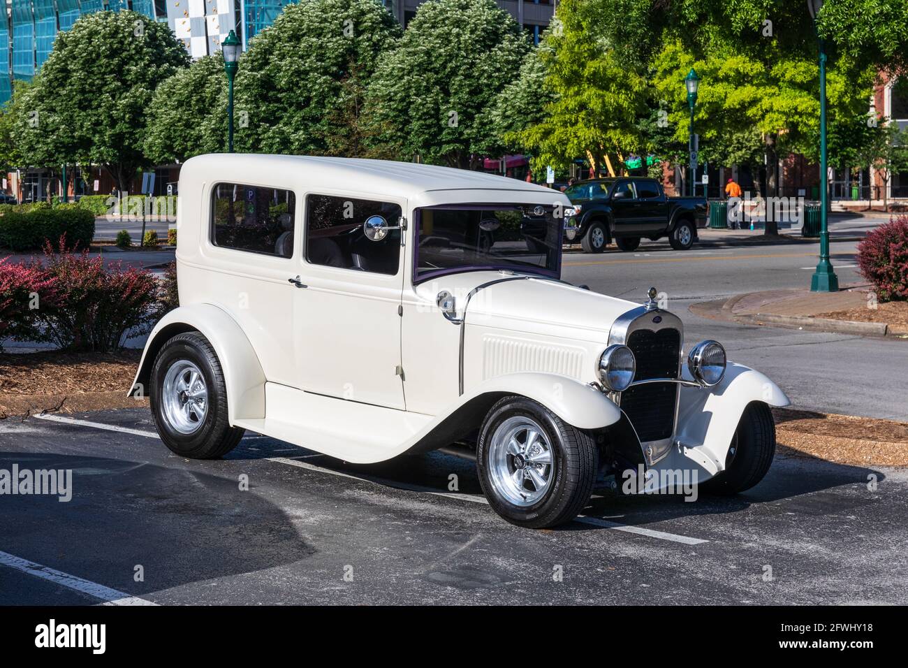 CHATTANOEGA, TN, USA-9 MAY 2021: Weiße 1930er Ford Limousine, personalisiert. Stockfoto