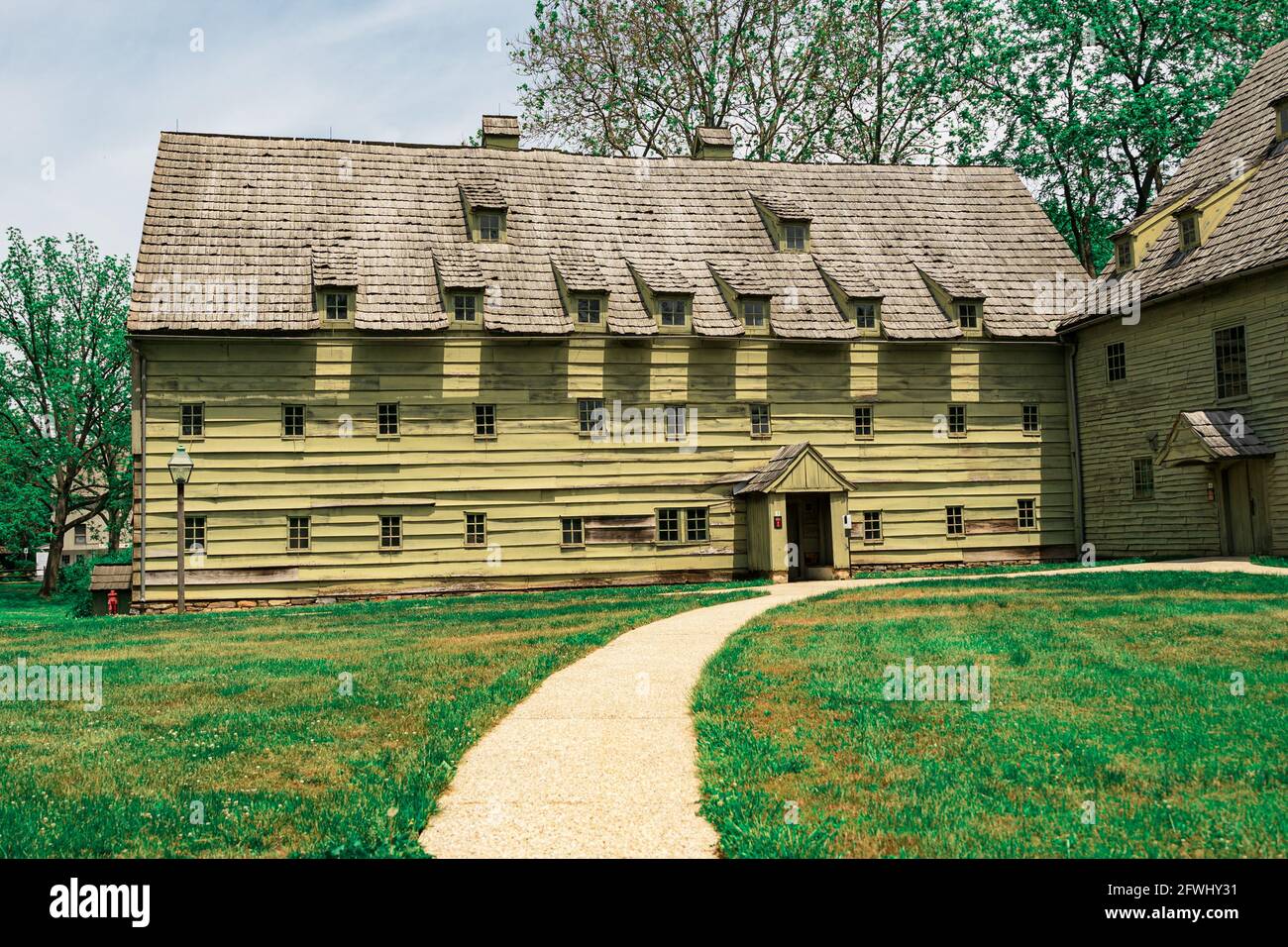 Ephrata, PA, USA - 11. Mai 2021: Gebäude auf dem Ephrata-Kreuzgang-Gelände und in der Altstadt von Lancaster County, PA. Stockfoto