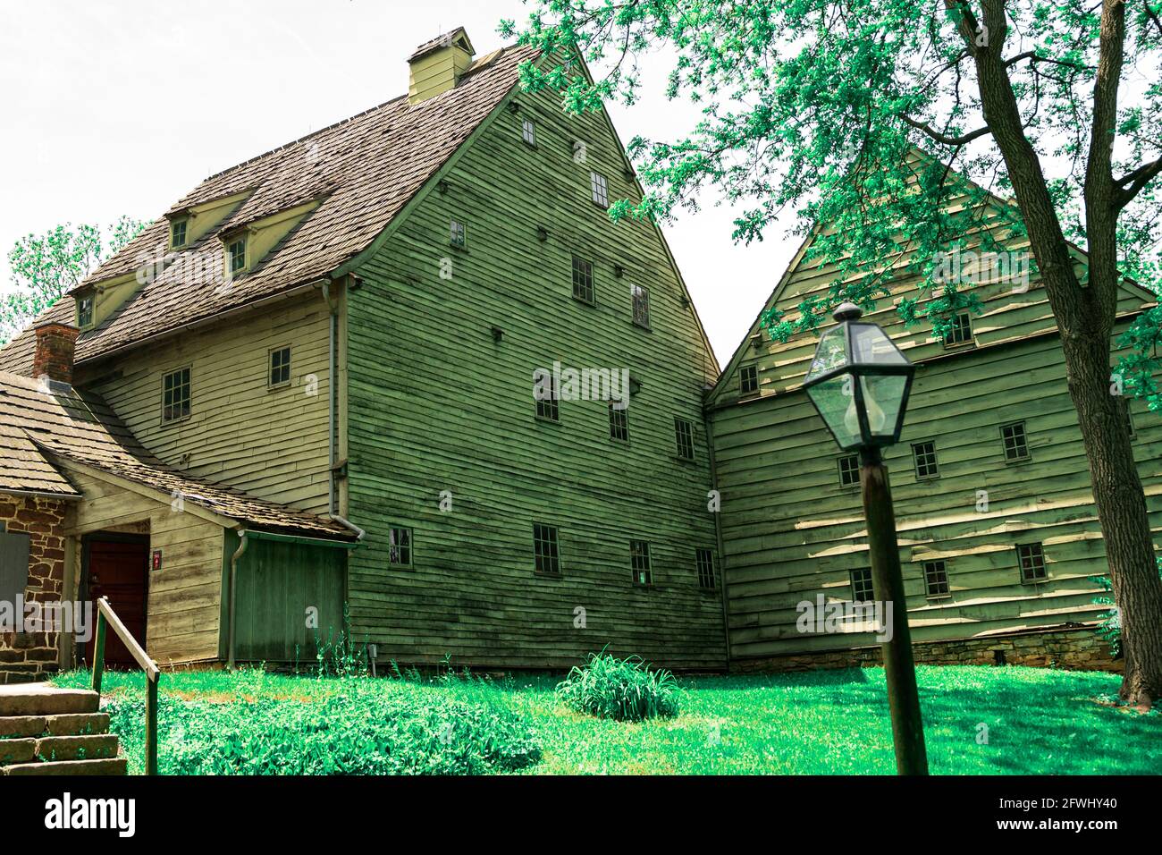 Ephrata, PA, USA - 11. Mai 2021: Gebäude auf dem Ephrata-Kreuzgang-Gelände und in der Altstadt von Lancaster County, PA. Stockfoto