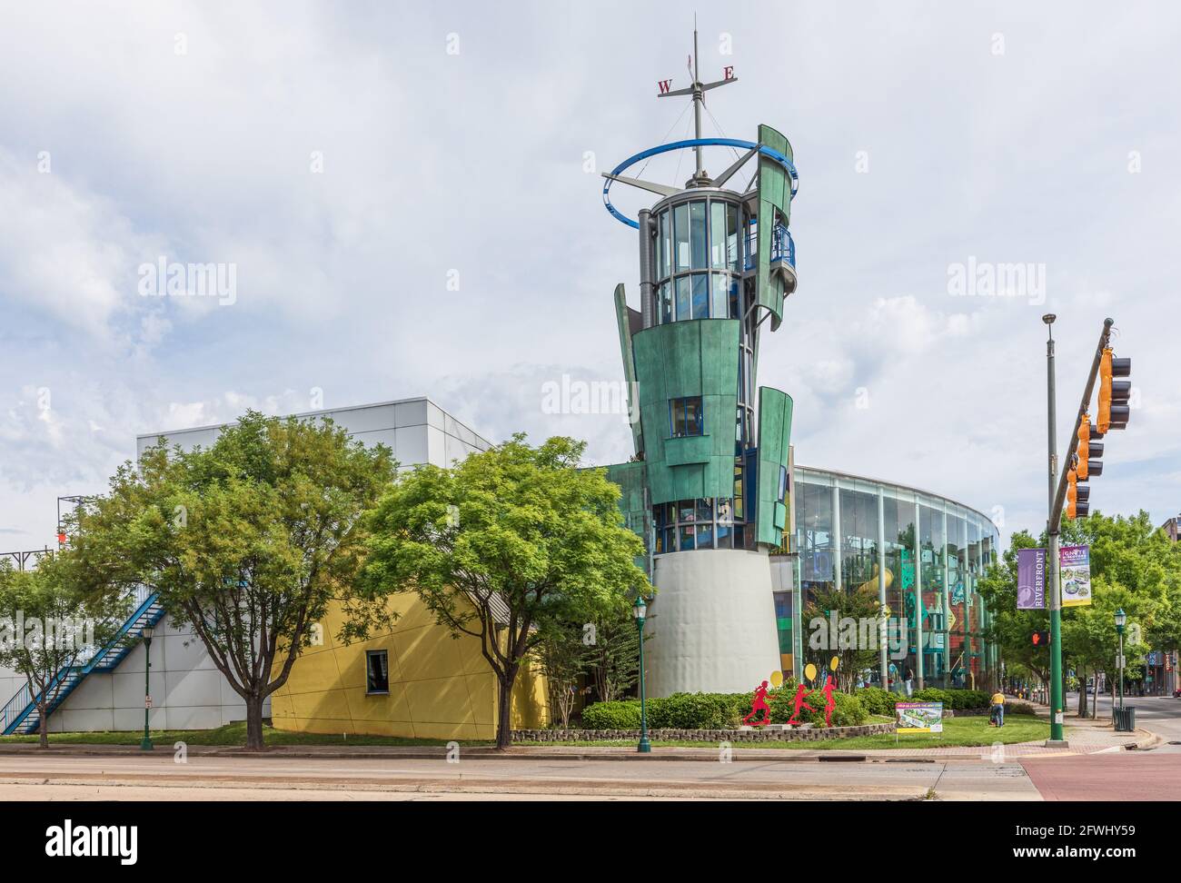 CHATTANOOGA, TN, USA-9 MAY 2021: Gebäude und Hofskulptur des Creative Discovery Museum, in der Nähe des Riverwalks. Stockfoto