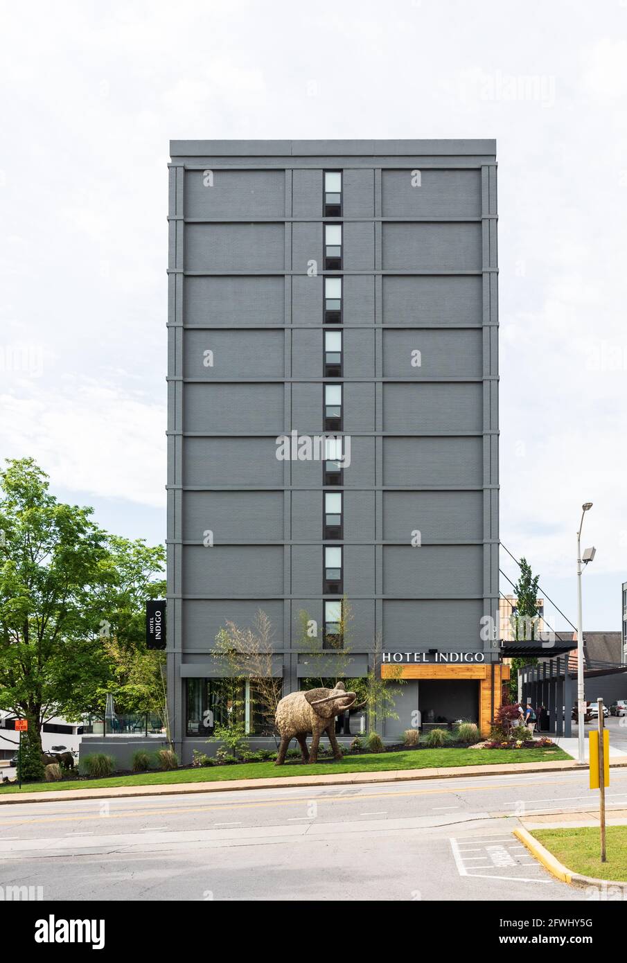 CHATTANOOGA, TN, USA-9 MAY 2021: Hotel Indigo, Vorderansicht, mit Mastodonstatue im Vorgarten. Stockfoto