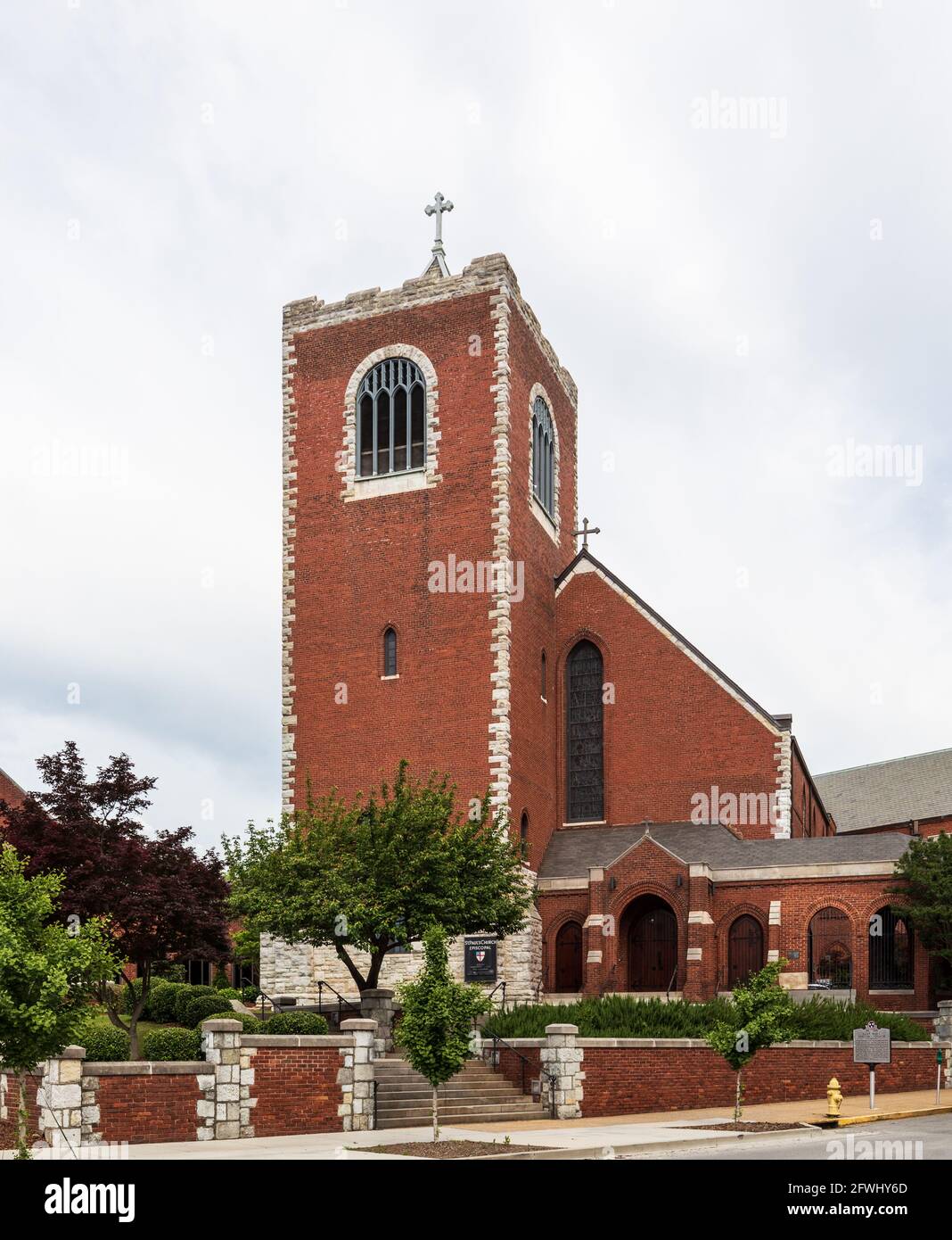 CHATTANOOGA, TN, USA-9 MAY 2021: St. Paul's Episcopal Church, Glockenturm und Eingänge. Stockfoto
