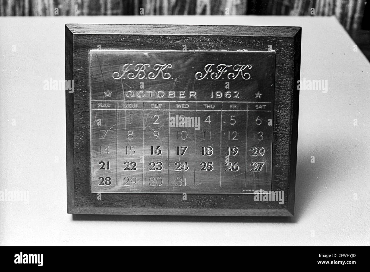 Ein versilberter Holzpapiergewichtskalender, der der First Lady Jacqueline Kennedy vom Präsidenten John F. Kennedy anlässlich der Kubanenkrise übergeben wurde; Präsident Kennedy ließ 34 Briefbeschwerer von Tiffany und Company anstellen, die jeweils mit den Initialen des Empfängers und des Präsidenten eingraviert waren. Stockfoto