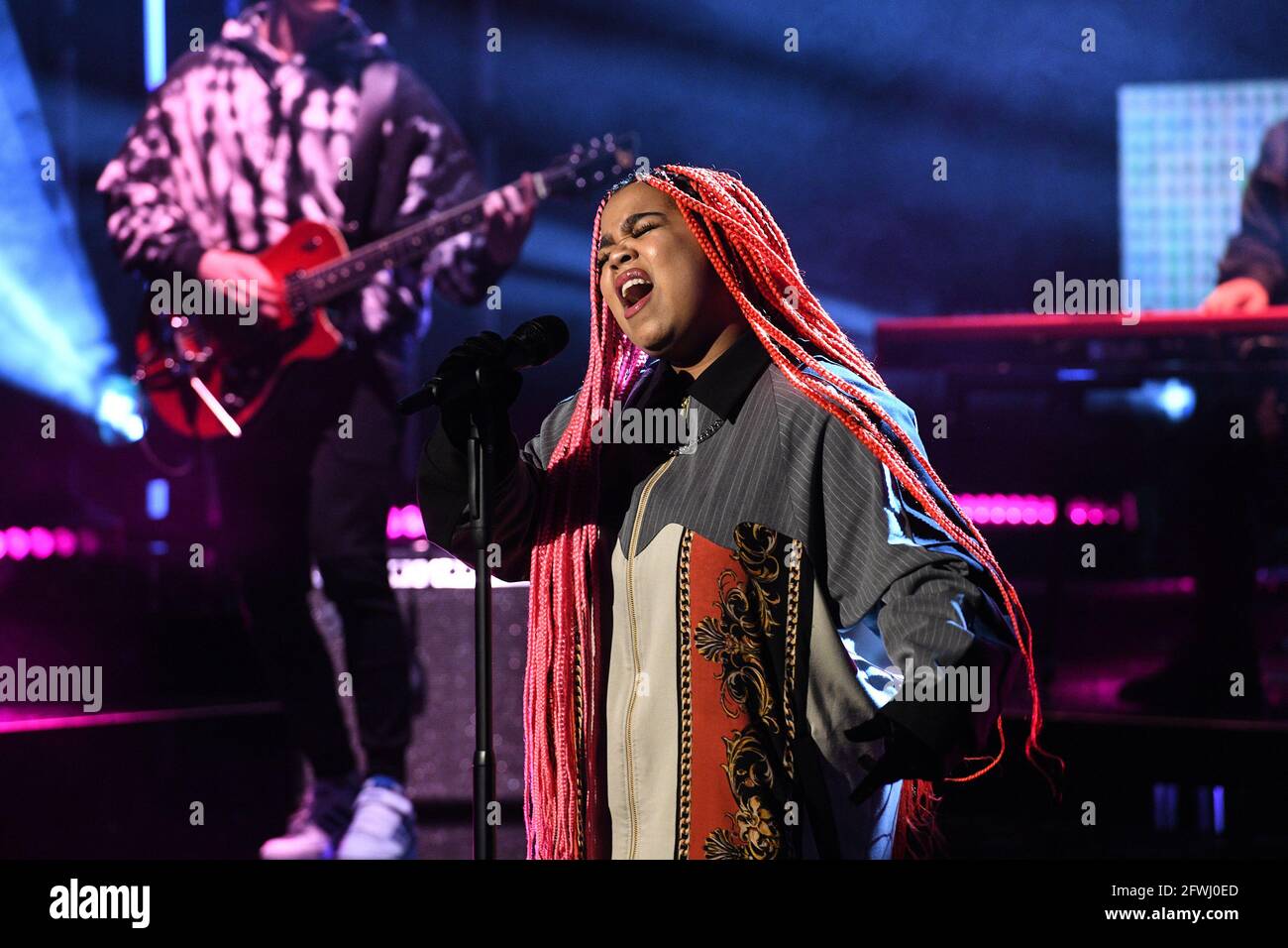 Hamburg, Deutschland. Mai 2021. Sängerin Zoe Wees tritt bei der Live-Show 'Countdown for Rotterdam' in Hamburg auf. Moderiert wird die Show von Moderatorin Schöneberger, die den „Eurovision Song Contest 2021“ mit ihren prominenten Gästen aus dem NDR-Studio verfolgen wird. Quelle: Uwe Ernst/dpa/Alamy Live News Stockfoto