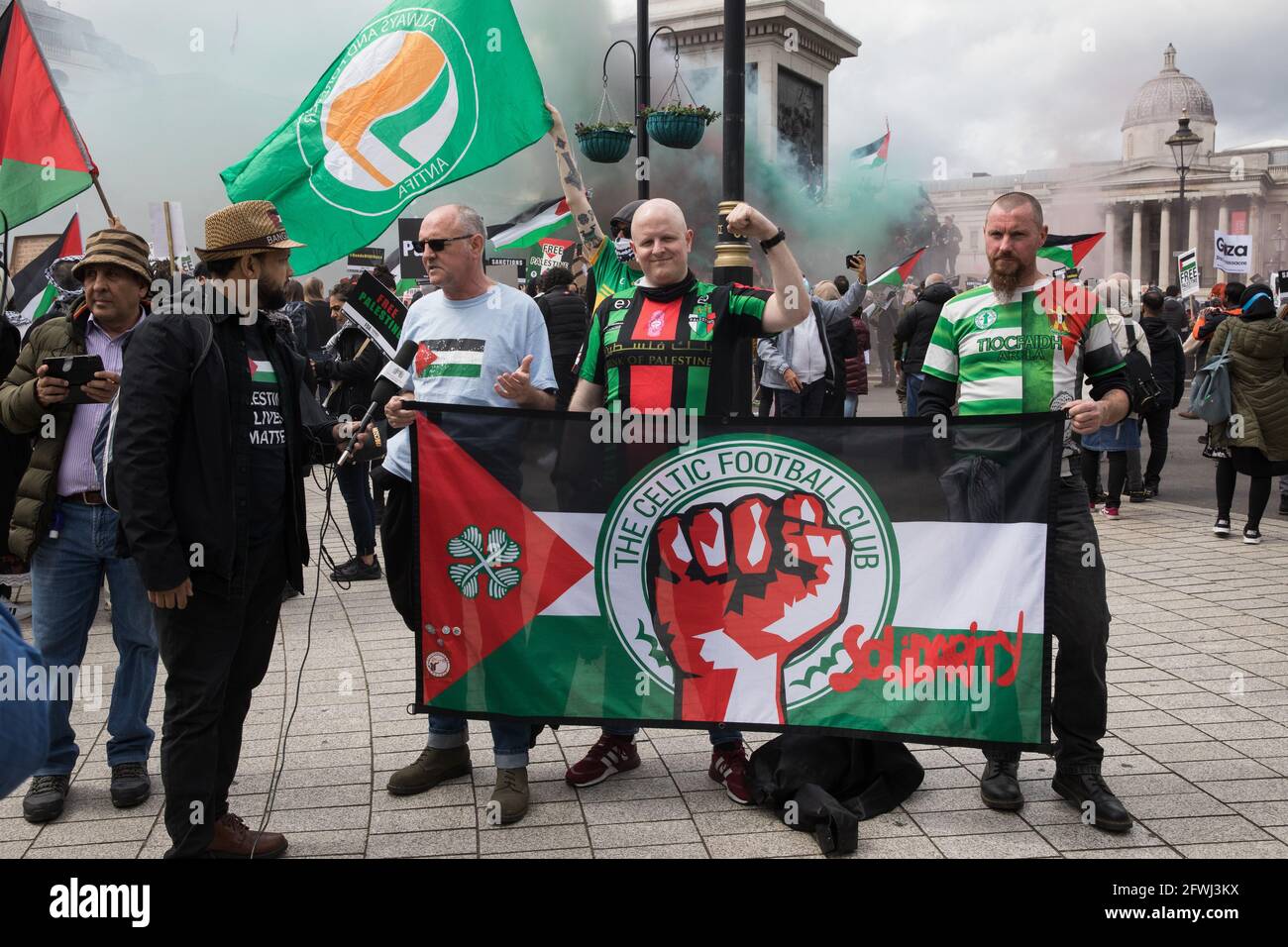 London, Großbritannien. 22. Mai 2021. Fans des Celtic FC, die für ihre Unterstützung der palästinensischen Sache bekannt sind, nehmen an der Nationalen Demonstration für Palästina Teil, an der Zehntausende von Menschen teilnehmen. Sie wurde von pro-palästinensischen Solidaritätsgruppen organisiert, um gegen die jüngsten Angriffe Israels auf Gaza, seine Angriffe auf die Al-Aqsa Moschee und seine Versuche, palästinensische Familien aus dem Sheikh Jarrah-Viertel in Ostjerusalem gewaltsam zu vertreiben, zu protestieren. Kredit: Mark Kerrison/Alamy Live Nachrichten Stockfoto