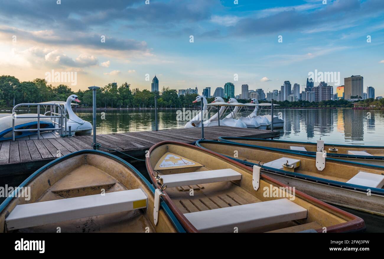 Bangkok, Thailand - Nov 26, 2016 Boot und Schwanenboot für Hireat Benjakitti Park, der schöne öffentliche Park mit einem schönen Teich in der Mitte. Besuch von t Stockfoto