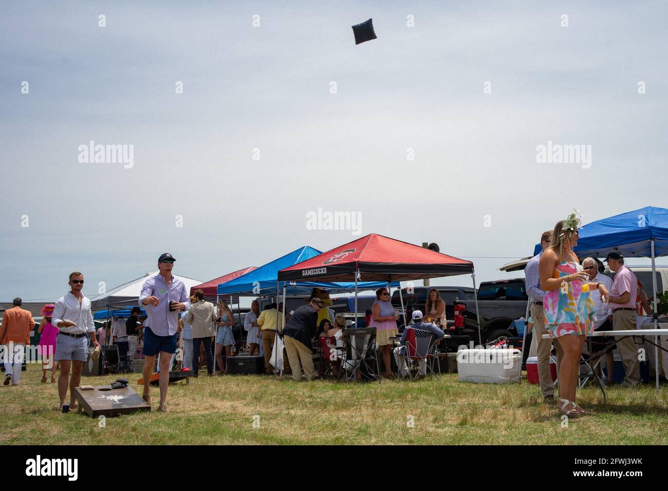 Camden, Usa. Mai 2021. David Nance und Meyers Noyes legen im Infield des Carolina Cups Maisloch an.Jockeys und Pferde komplettieren die letzte Etappe des vierten Rennens des Tages. (Foto von Kit MacAvoy/SOPA Images/Sipa USA) Quelle: SIPA USA/Alamy Live News Stockfoto