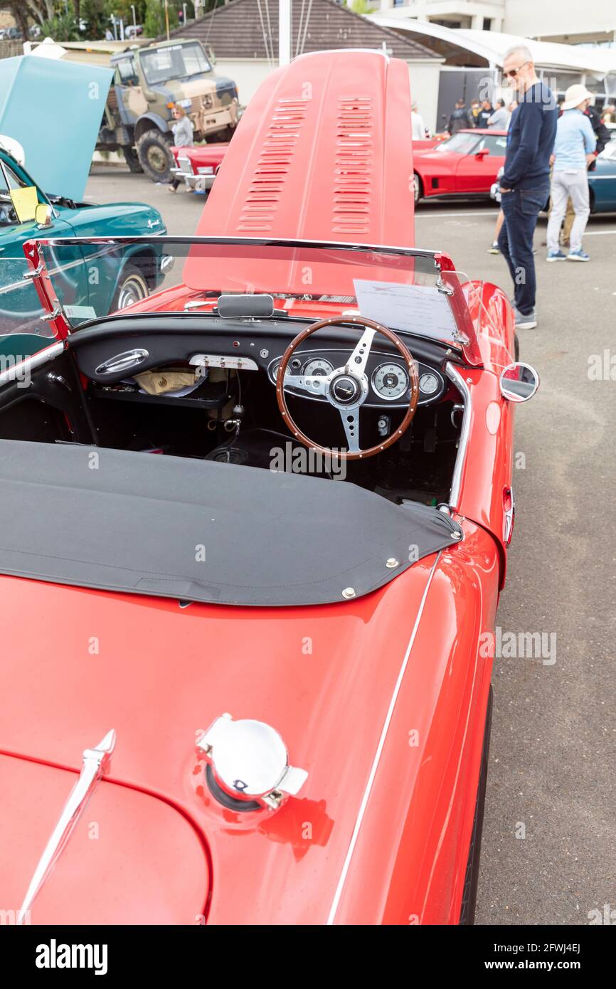 1958 roter klassischer Austin Healey Sportwagen bei einem Sydney Automobilausstellung, Australien Stockfoto