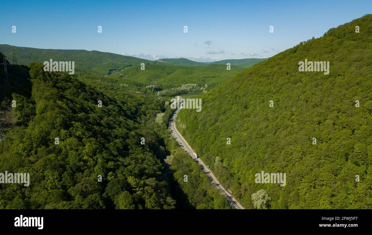 Luftbild von Oben nach Unten anzeigen: Autos fahren auf Zig Zag Gebirgsstrasse Stockfoto