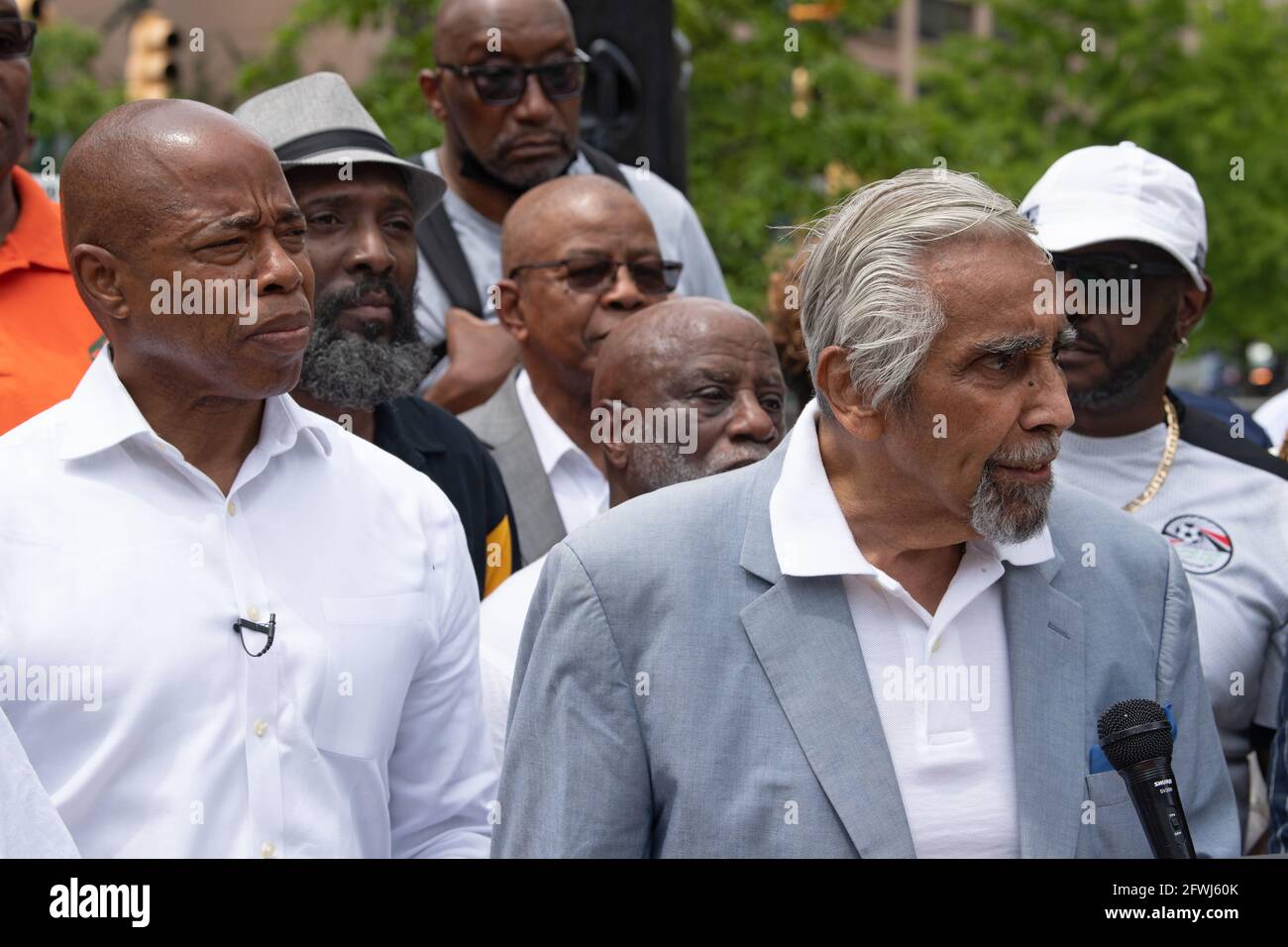 New York, Usa. Mai 2021. Der ehemalige US-Kongressabgeordnete Charles Rangel spricht bei einer Kundgebung „Fathers in Harlem“ zur Unterstützung der Bürgermeisterkampagne von Eric Adams in Harlem. Kredit: SOPA Images Limited/Alamy Live Nachrichten Stockfoto