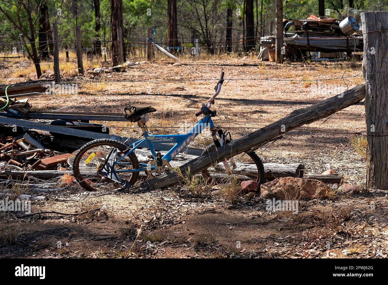 Rubyvale, Queensland, Australien - 2021. Mai: Ein altes Kinderfahrrad, das auf einem Müllhaufen im Busch abgelegt wurde Stockfoto