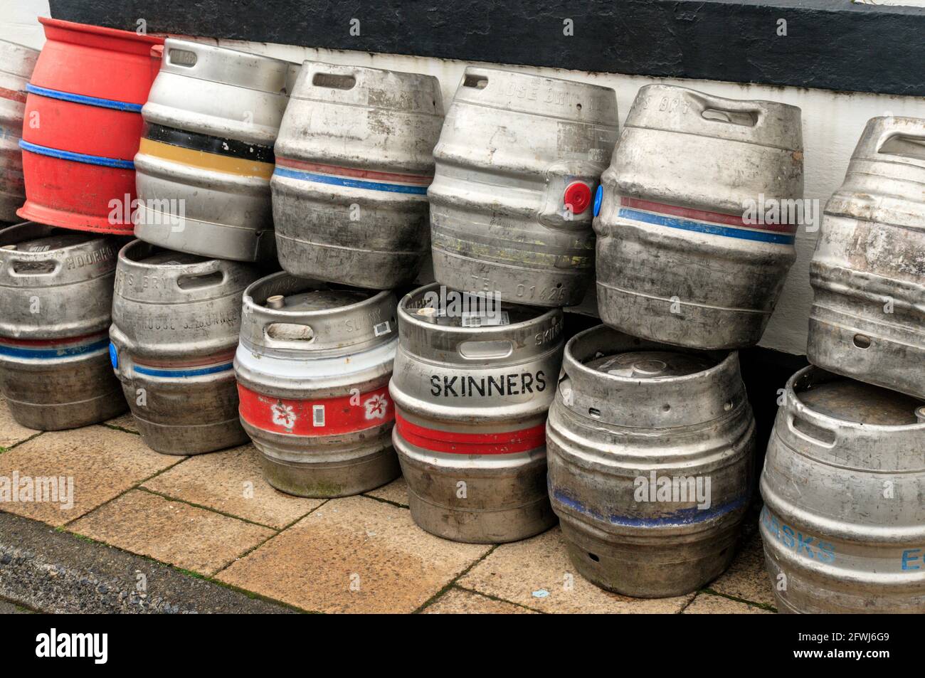 Leere Bierfässer vor der Golden Line, Todmorden. Stockfoto