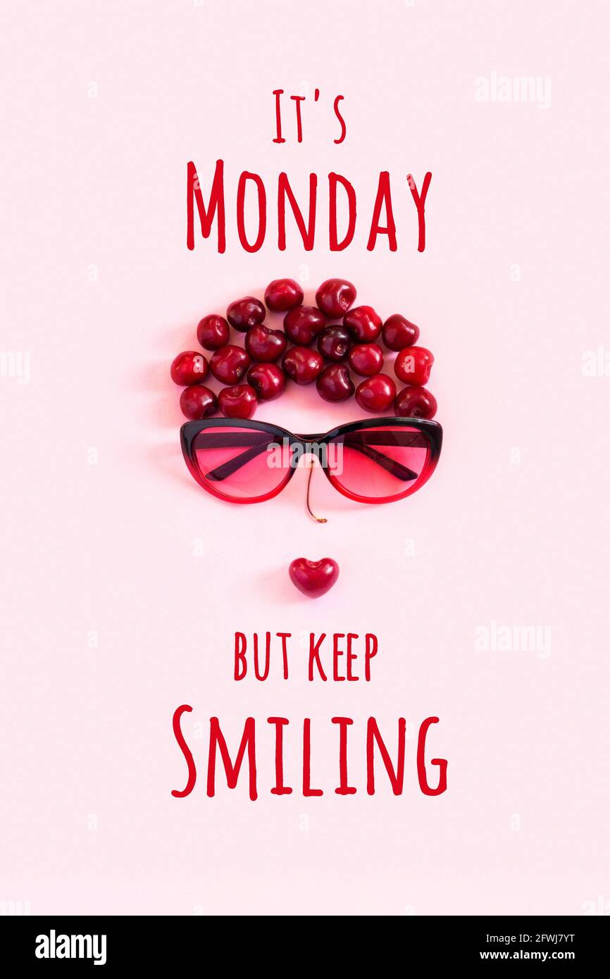 Positives motivierendes Zitat. Es ist Montag, aber halten Sie lächeln Text und abstraktes Bild junge Frau aus Süßkirsche und Brille auf rosa Hintergrund. Concep Stockfoto