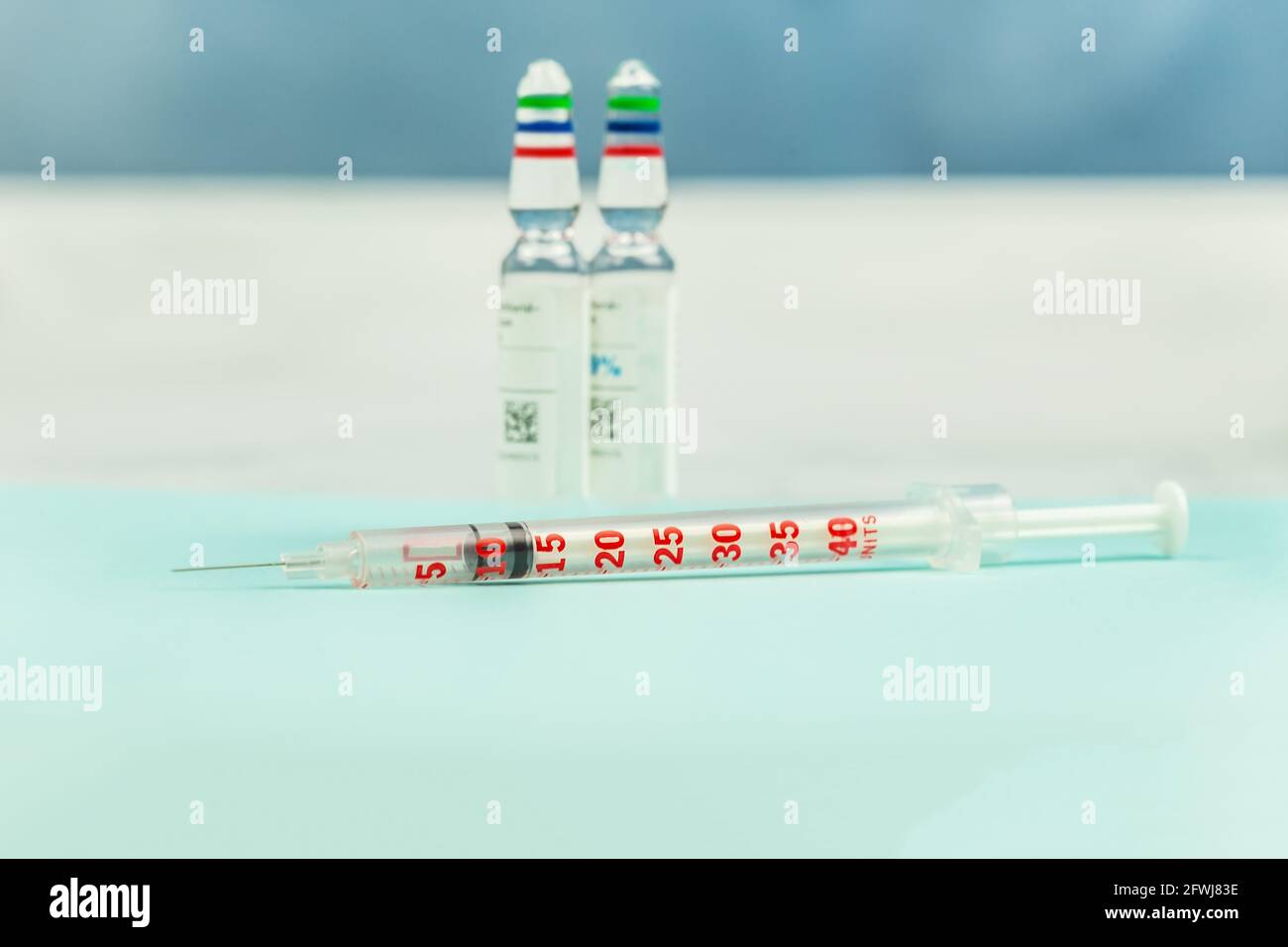 Eine Spritze vor zwei zu injizierenden pharmazeutischen Phals Ein Medikament Stockfoto