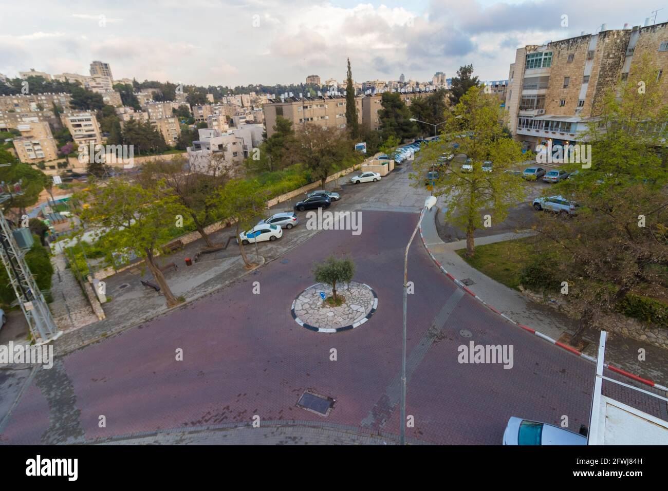 jerusalem-israel. 10-04-2020. Blick von oben auf einen Verkehrsplatz im Jerusalemer Stadtteil Givat Mordechai Stockfoto