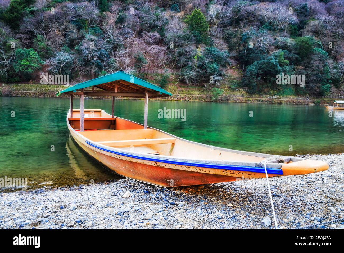 Ein Freifahrtschiff auf dem Katsura-Fluss im Arashiyama-Gebiet der japanischen Stadt Kyoto. Stockfoto