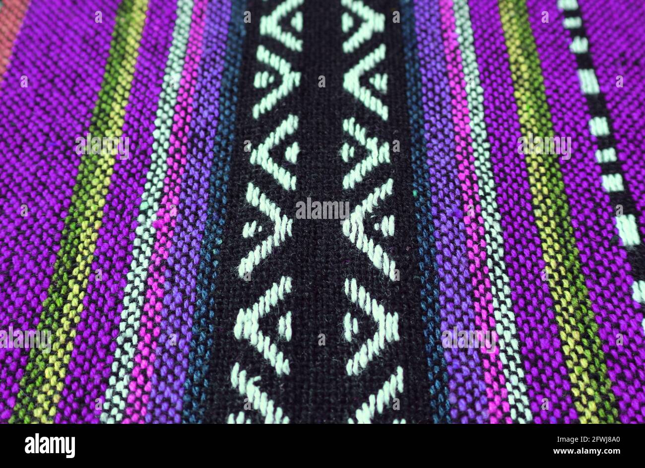 Textur und Muster aus Vivid Purple und Black Thai Northern Regionale Traditionelle Textilien Stockfoto