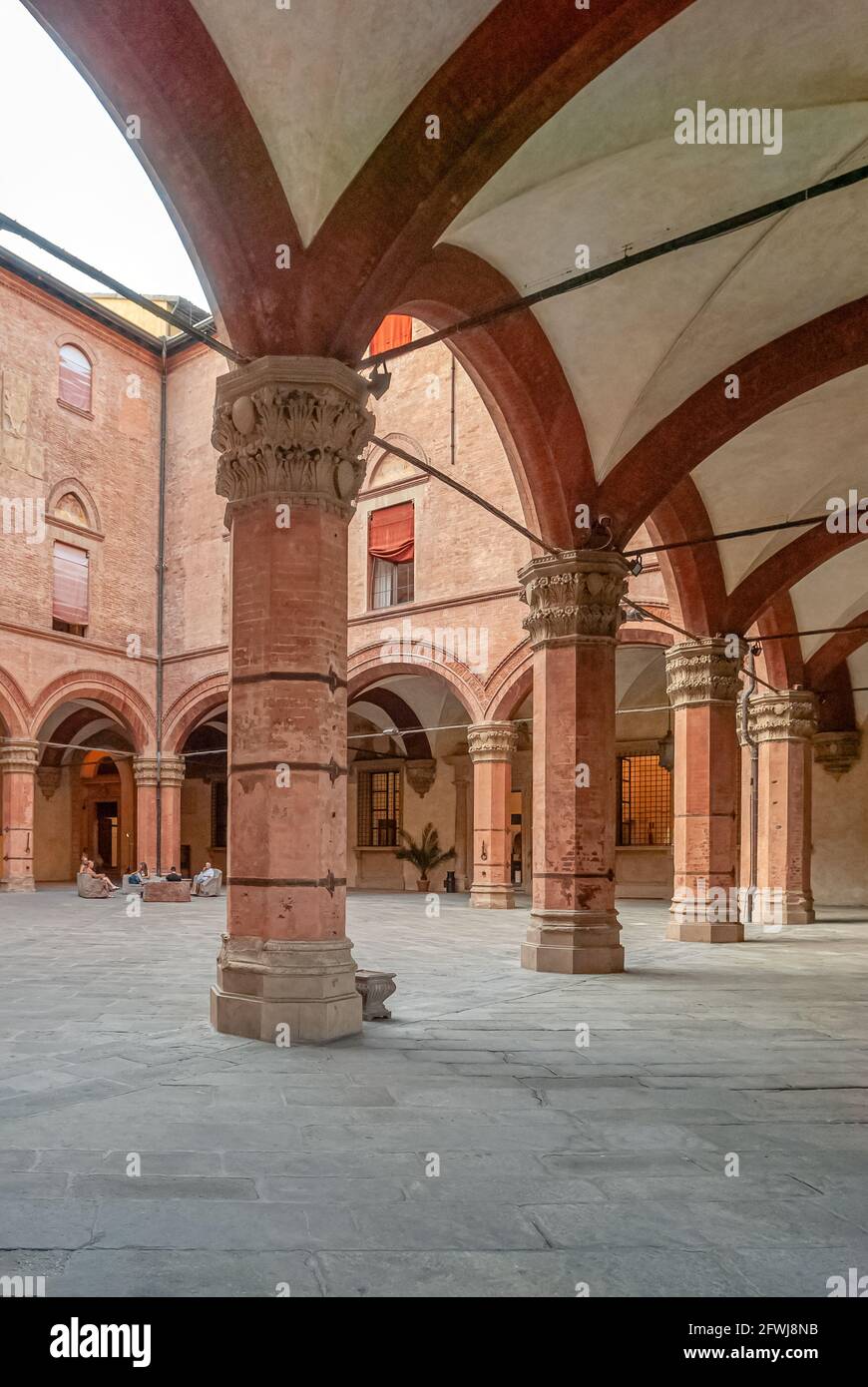 Innenhof des Palazzo di Accusio im historischen Stadtzentrum von Bologna, Emilia Romagna, Italien Stockfoto