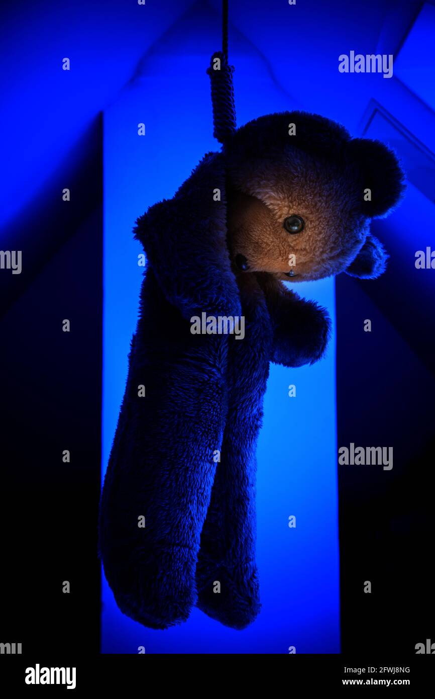 Ein Teddybär hängt in einer Schlinge auf dem Dachboden Zimmer Stockfoto
