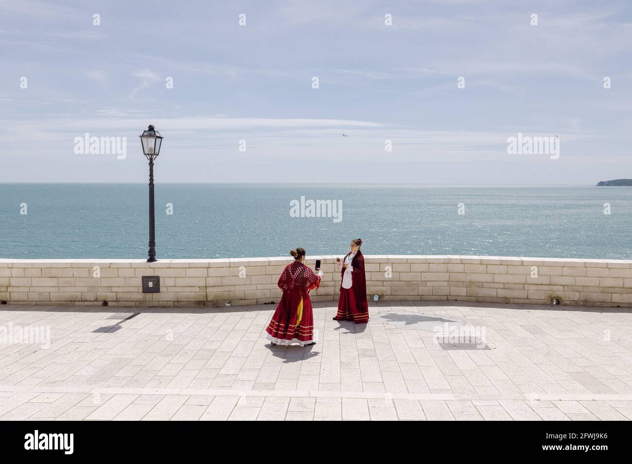 Zwei Personen in historischen Kleidern machen Fotos in Italien, Apulien Stockfoto