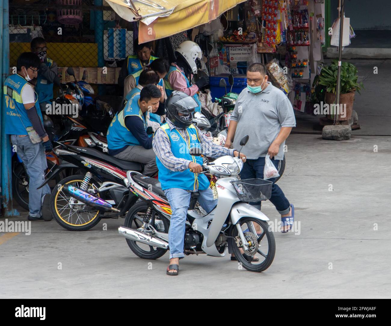 SAMUT PRAKAN, THAILAND, JULI 20 2020, Moto-Taxifahrer warten auf ihre Passagiere am Moto-Taxi-Bahnhof Stockfoto