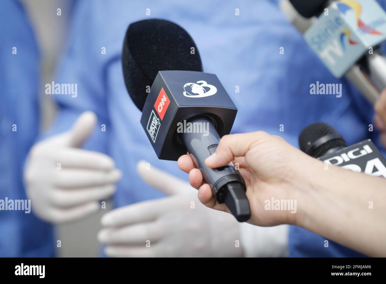 Bukarest, Rumänien - 22. Mai 2021: Details mit einer Nachrichtenstunde mit CNN - Antena 3-Mikrofon während einer Pressekonferenz. Stockfoto