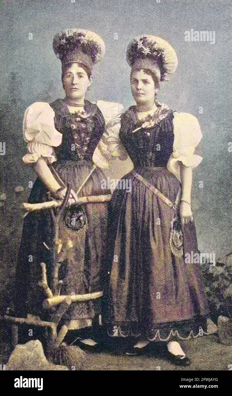 Bauernehefrau in Tracht aus dem Tal Drautal, Kärnten, Österreich / Frauen in Tracht aus dem Drautal in Kärnten, Österreich, historisch, historisch, digital verbesserte Reproduktion eines Originals aus dem 19. Jahrhundert / digitale Produktion einer Originalvorlage aus dem 19. Jahrhundert, Originaldatum nicht bekannt, koloriert, handcoloriert, Koloration, Stockfoto