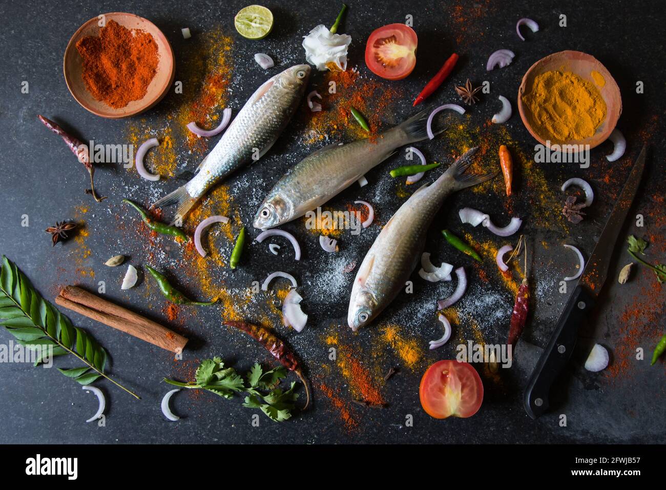 Draufsicht auf rohen Fisch mit selektivem Fokus Stockfoto