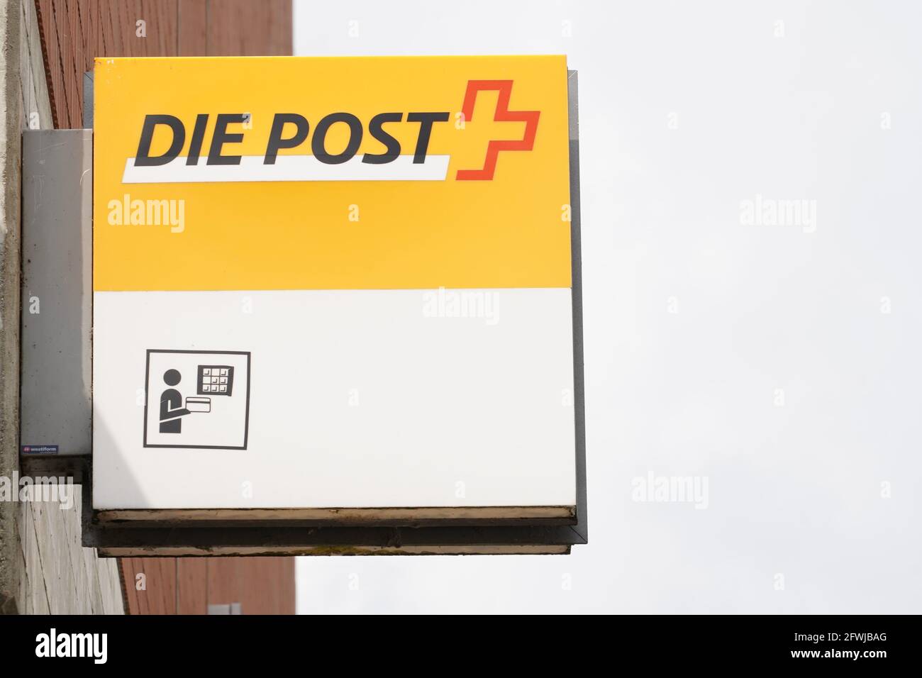 Logo der Schweizer Post mit ihrem Namen in deutscher Sprache. Stockfoto