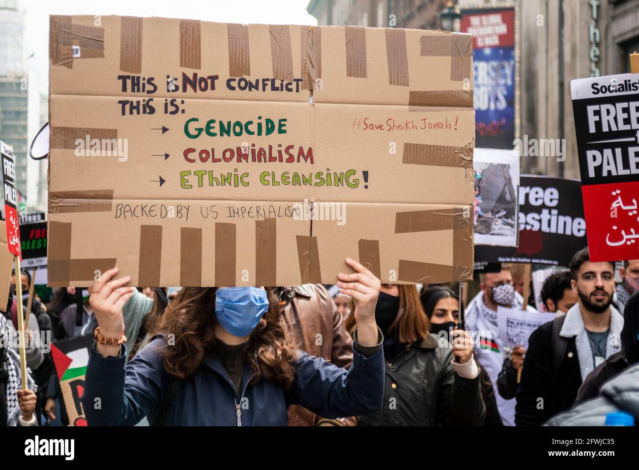 Protestierende bei der Nationalen Demonstration für Palästina, Freie Palästina, in London, Großbritannien. Plakat. Völkermord, Kolonialismus, ethnische Säuberung Stockfoto