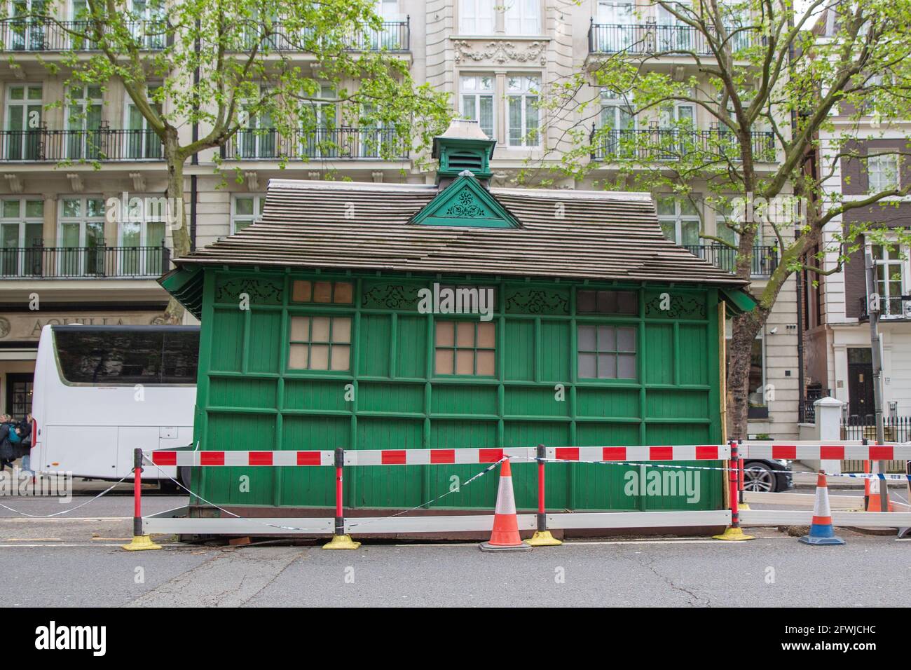 Cabmen's Shelter, Thurloe Place, Kensington, London, zog für Straßenarbeiten, Reparatur. Mai 2019 Stockfoto