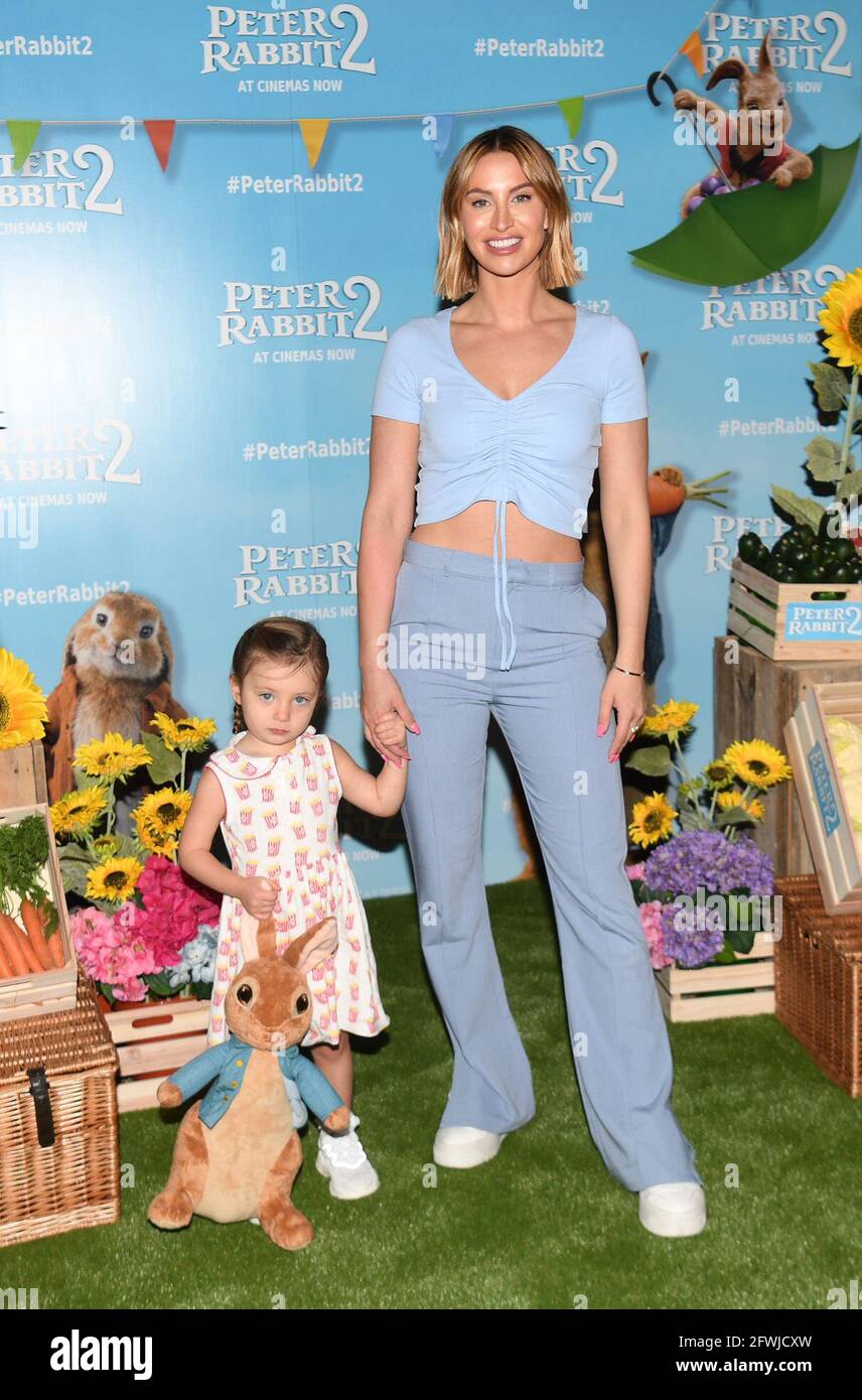 Ferne McCann kommt mit Tochter Sunday zur Galavorführung von Peter