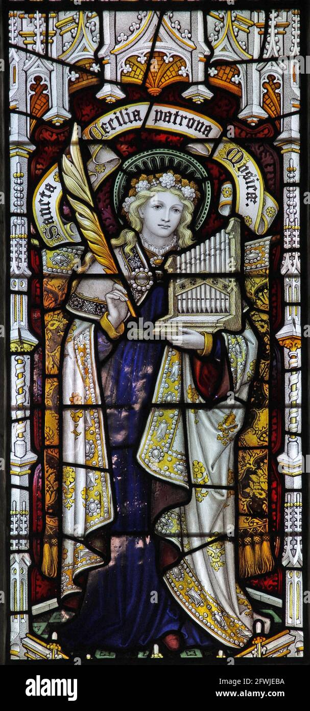 Ein Glasfenster von Herbert Bryans, die Saint Cecilia Holding und Orgel, St Andrews Kirche, Letheringsett, Norfolk Stockfoto