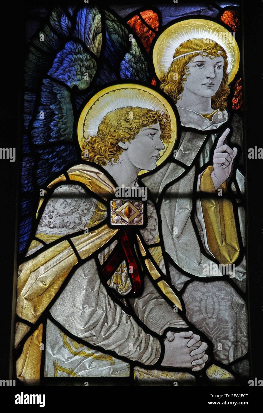 Buntglasfenster von Percy Bacon & Brothers, das die Engel am Grab Christi, St. Andrew's Church, Leigh, Dorset, zeigt Stockfoto