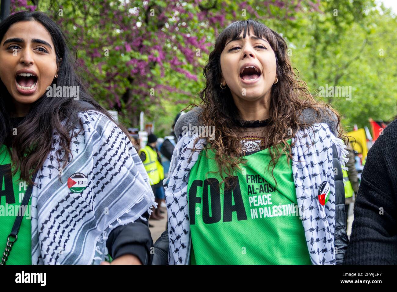 Protestierende bei der Nationalen Demonstration für Palästina, Freie Palästina, in London, Großbritannien. Junge wütende Frauen singen. FOA, Freunde von Al Aqsa Stockfoto