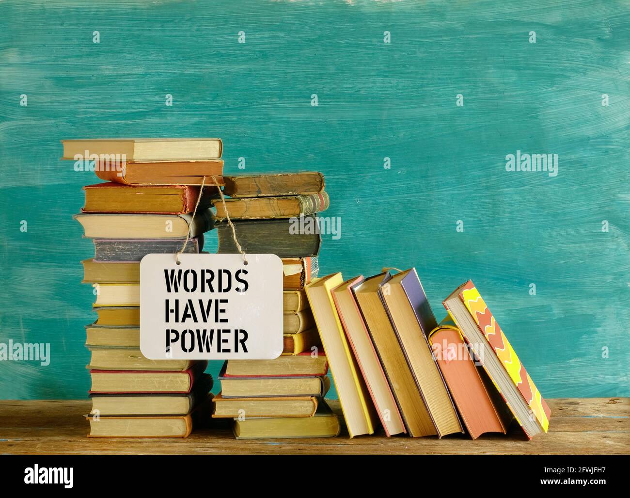 Stapel von Büchern und sagen Worte haben Macht, Bildung Lesen, Lernkonzept Stockfoto