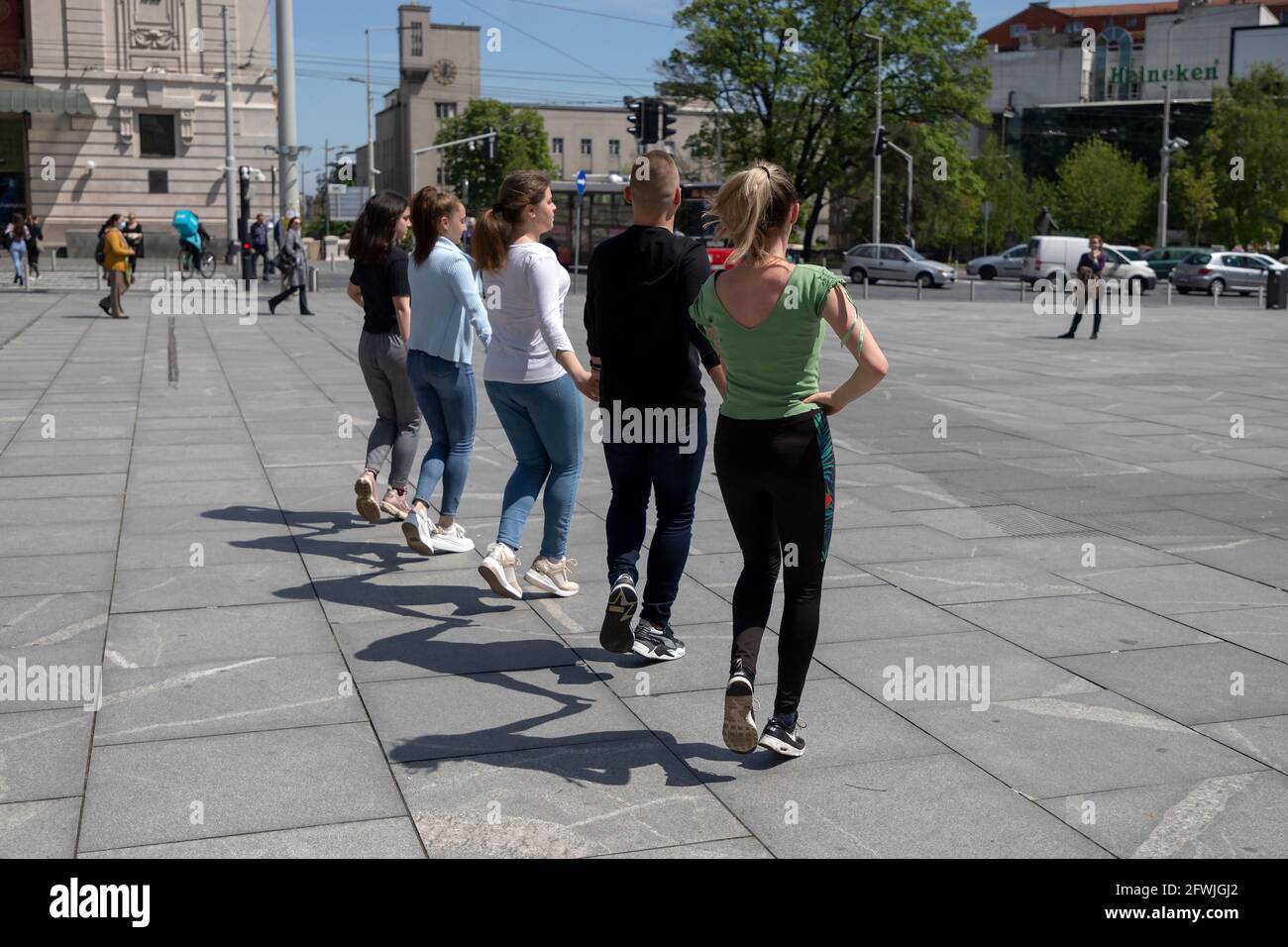 Serbien, 29. Apr 2021: Eine Flash-Mob-Tanztruppe ist auf dem Platz der Republik in Belgrad zu sehen, um den Internationalen Tanztag zu feiern Stockfoto