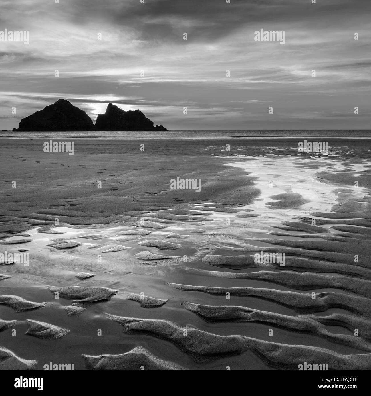 Absolut atemberaubende Landschaftsbilder vom Holywell Bay Beach in Cornwall Großbritannien während des goldenen Hojur-Sonnenuntergangs im Frühling Stockfoto